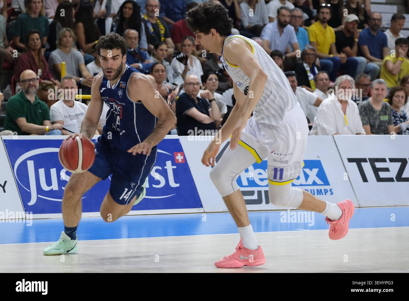Vincenzo Guaiana de Flats Service Fortitudo Bologna porte le ballon lors du match de basket-ball entre Tezenis Verona et Flats Service Fortitudo Bo Banque D'Images