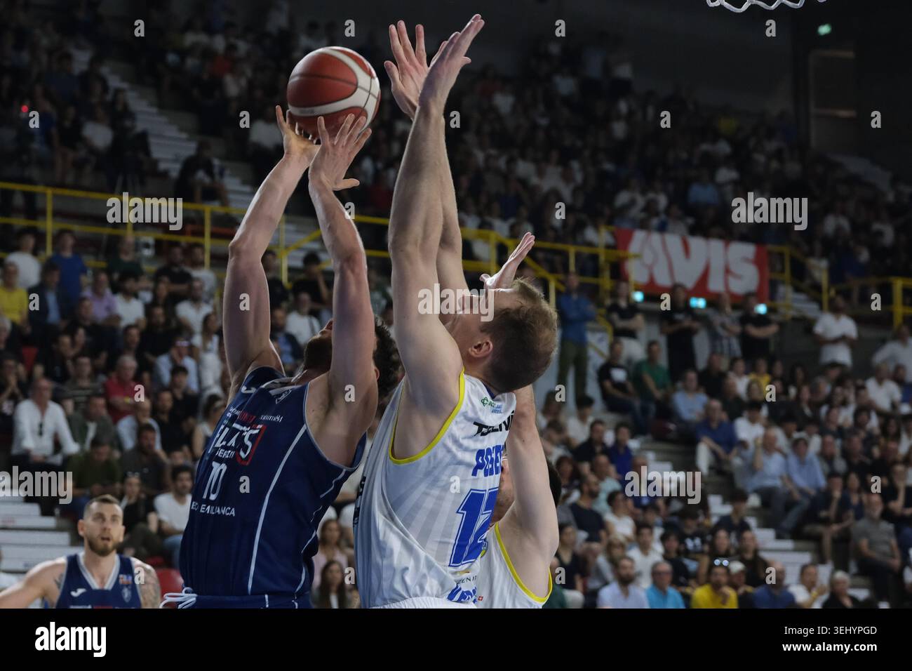 Matteo Imbr˜ de Flats Service Fortitudo Bologna prend le rebond lors du match de basket-ball entre Tezenis Verona et Flats Service Fortitudo Bolog Banque D'Images