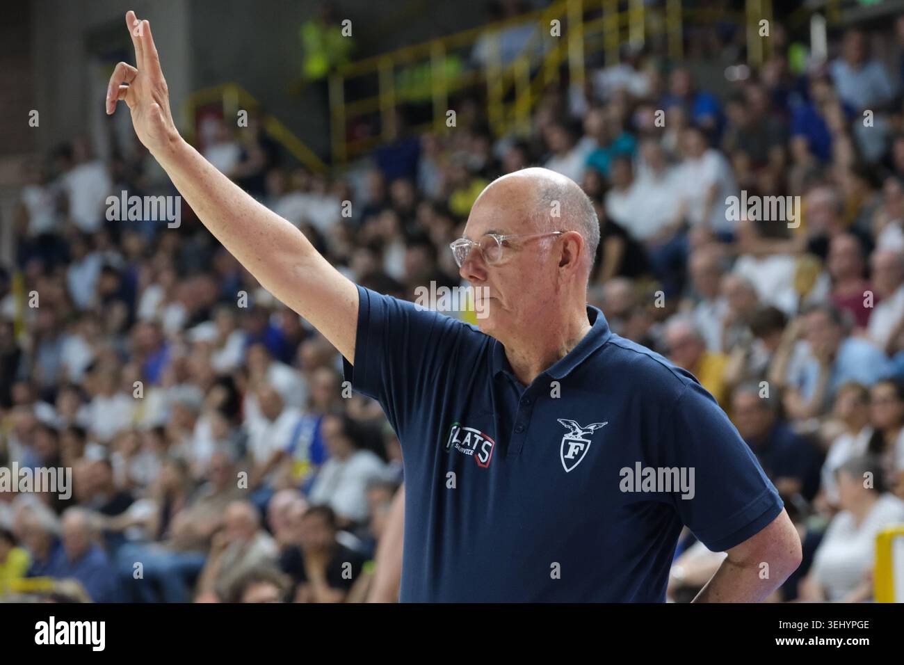 Attilio Caja, entraîneur-chef des Flats Service Fortitudo Bologna gestes pendant le match de basket entre Tezenis Verona et Flats Service Fortitudo Bo Banque D'Images