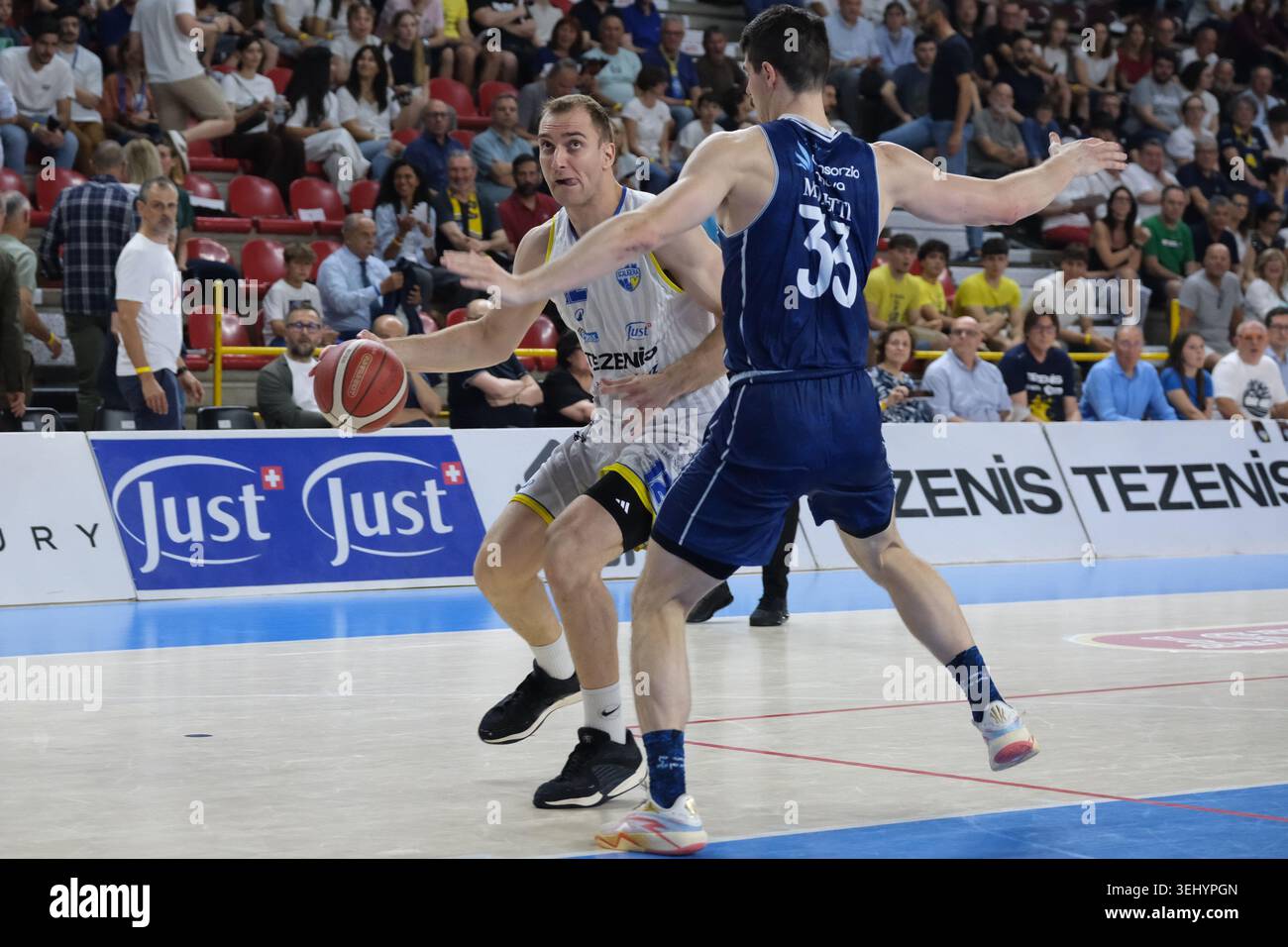 Federico poser de Tezenis Verona lors du match de basket-ball entre Tezenis Verona et Flats Service Fortitudo Bologna, étape 3 des demi-finales de Playo Banque D'Images