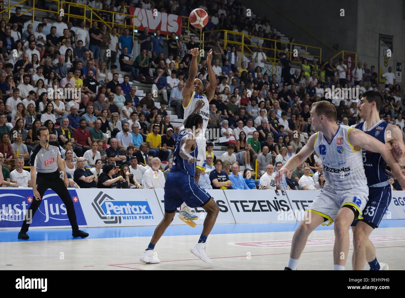 Tir de Tyrus McGee de Tezenis Verona lors du match de basket-ball entre Tezenis Verona et Flats Service Fortitudo Bologna, étape 3 des demi-finales de Banque D'Images