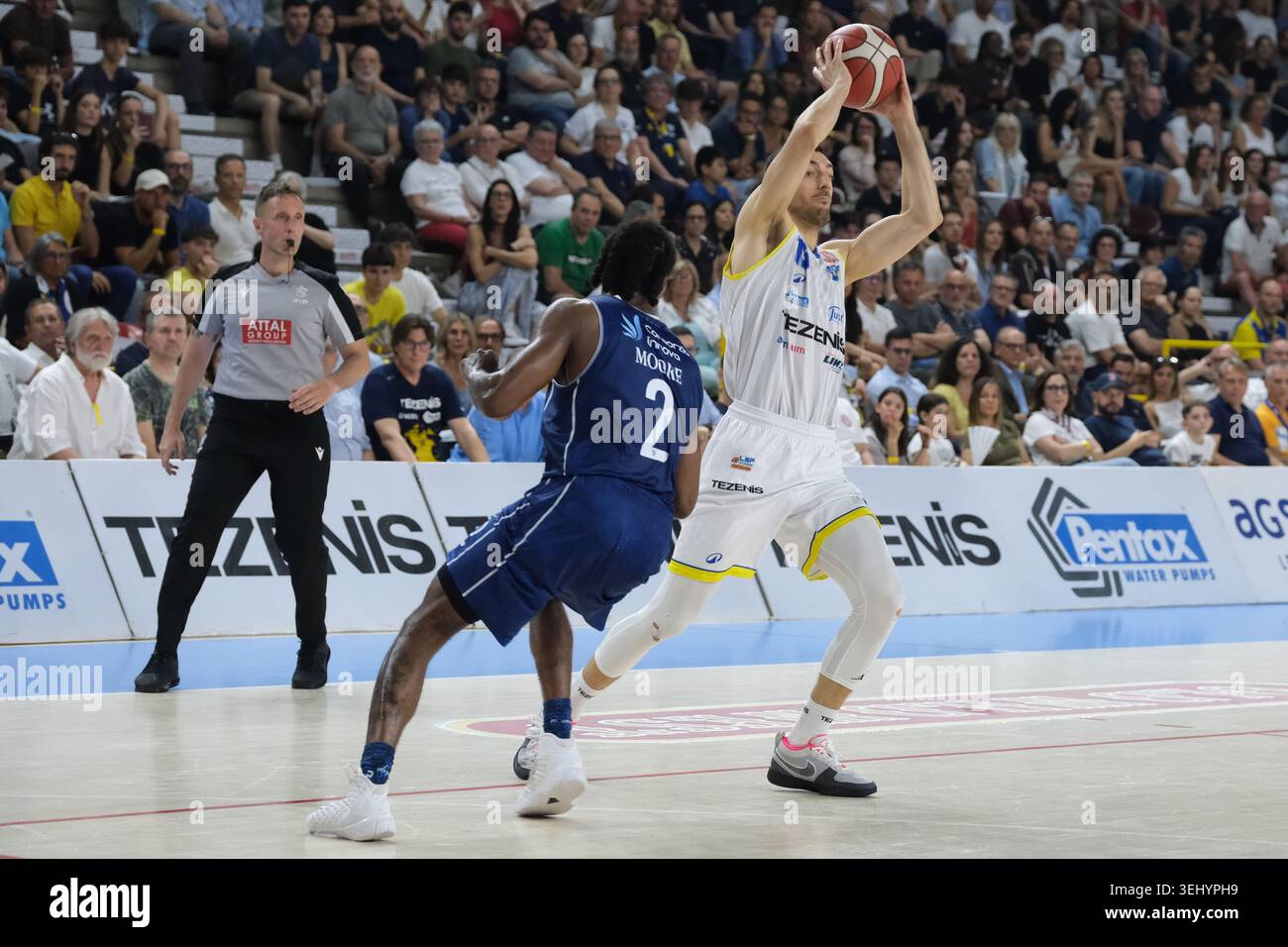 Riccardo Bolpin de Tezenis Verona lors du match de basket-ball entre Tezenis Verona et Flats Service Fortitudo Bologna, étape 3 des demi-finales de jeu Banque D'Images