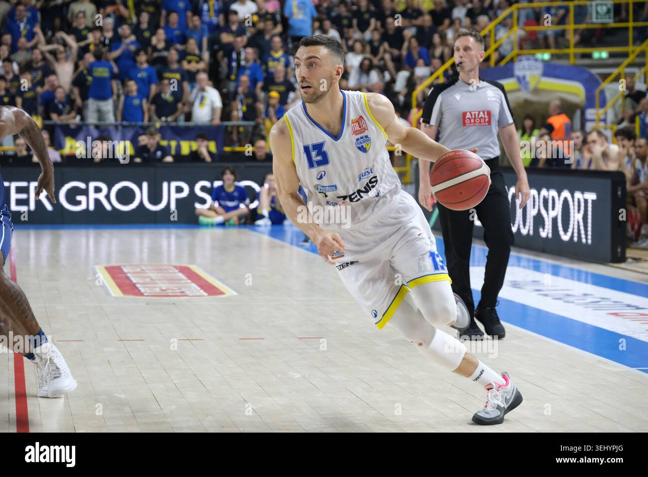 Riccardo Bolpin de Tezenis Verona porte le ballon lors du match de basket-ball entre Tezenis Verona et Flats Service Fortitudo Bologna, Leg 3 de se Banque D'Images
