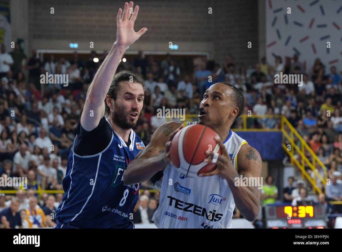 Tyrus McGee de Tezenis Verona lors du match de basket-ball entre Tezenis Verona et Flats Service Fortitudo Bologna, étape 3 des demi-finales des éliminatoires Banque D'Images
