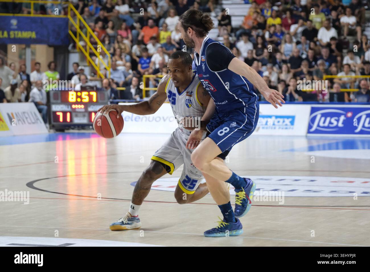 Tyrus McGee de Tezenis Verona lors du match de basket-ball entre Tezenis Verona et Flats Service Fortitudo Bologna, étape 3 des demi-finales des éliminatoires Banque D'Images