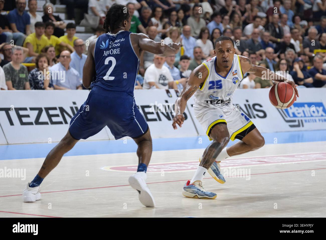 Tyrus McGee de Tezenis Verona porte le ballon lors du match de basket-ball entre Tezenis Verona et Flats Service Fortitudo Bologna, Leg 3 de semi-F. Banque D'Images