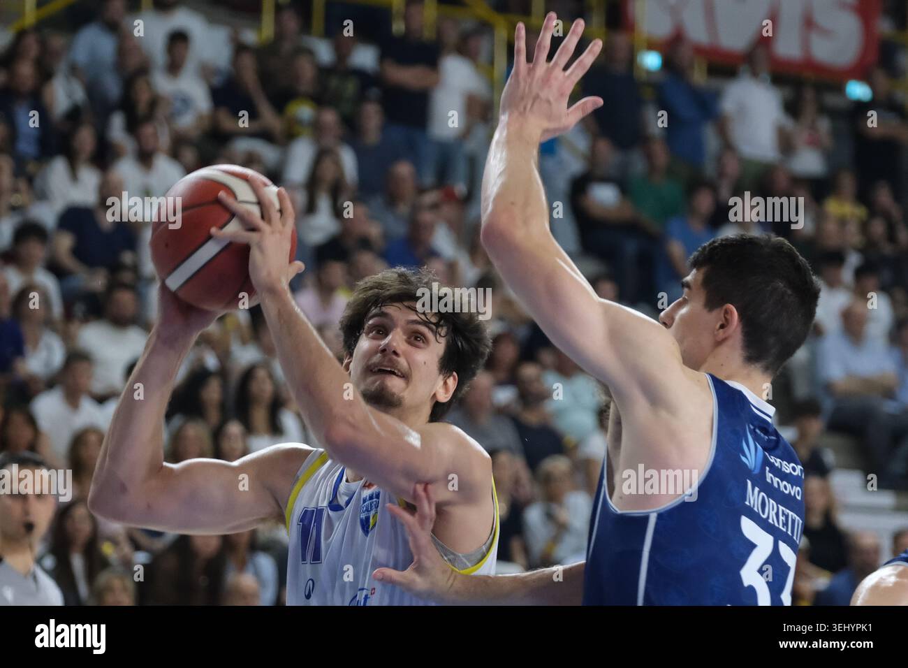 Andrea Loro de Tezenis Verona lors du match de basket-ball entre Tezenis Verona et Flats Service Fortitudo Bologna, étape 3 des demi-finales des éliminatoires Banque D'Images