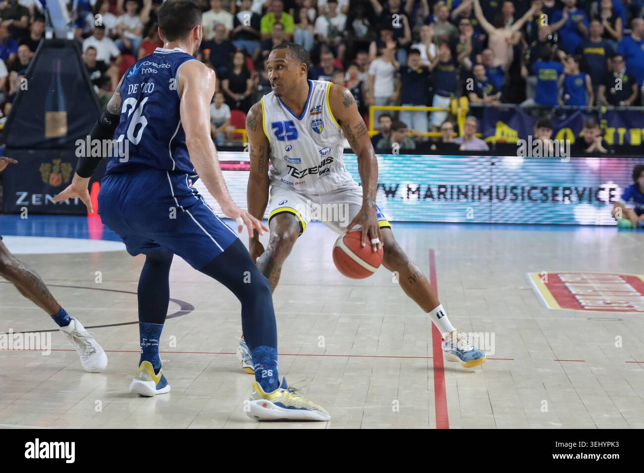 Tyrus McGee de Tezenis Verona porte le ballon lors du match de basket-ball entre Tezenis Verona et Flats Service Fortitudo Bologna, Leg 3 de semi-F. Banque D'Images