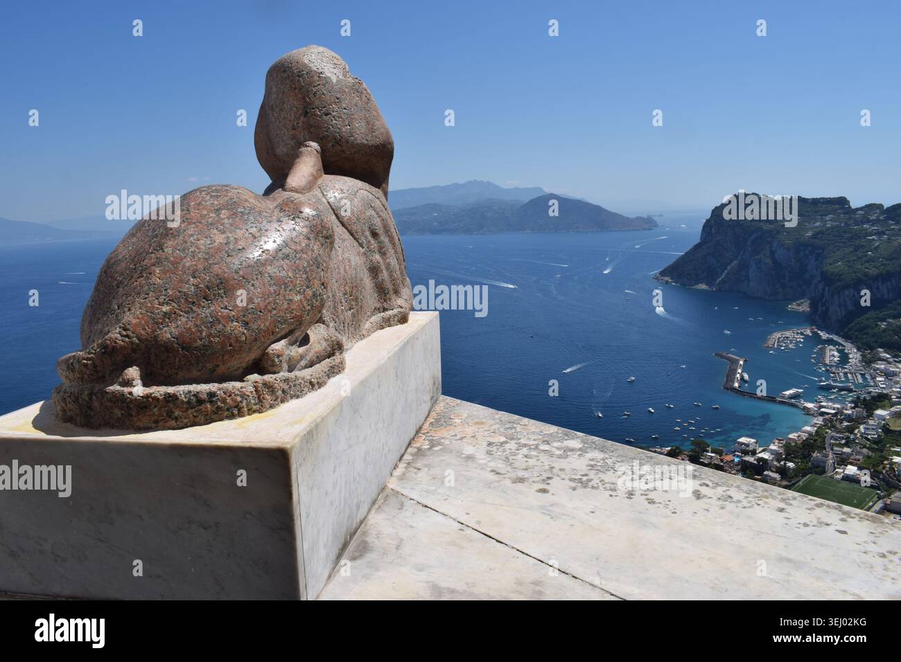 Statue de Sphinx surplombant la ville de Capri sur l'île du même nom en Méditerranée. Villa San Michele Gardens. Banque D'Images