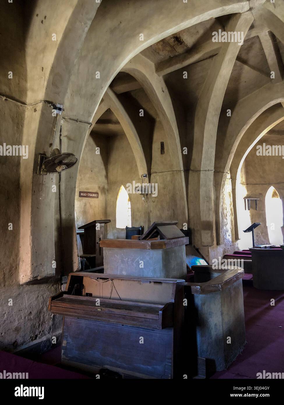 Zaria, Nigeria - 22 mars 2026 : vue de l'intérieur de l'église de Bartholomew à Wusasa avec plafonds voûtés de boue traditionnels, arcs pointus, Banque D'Images