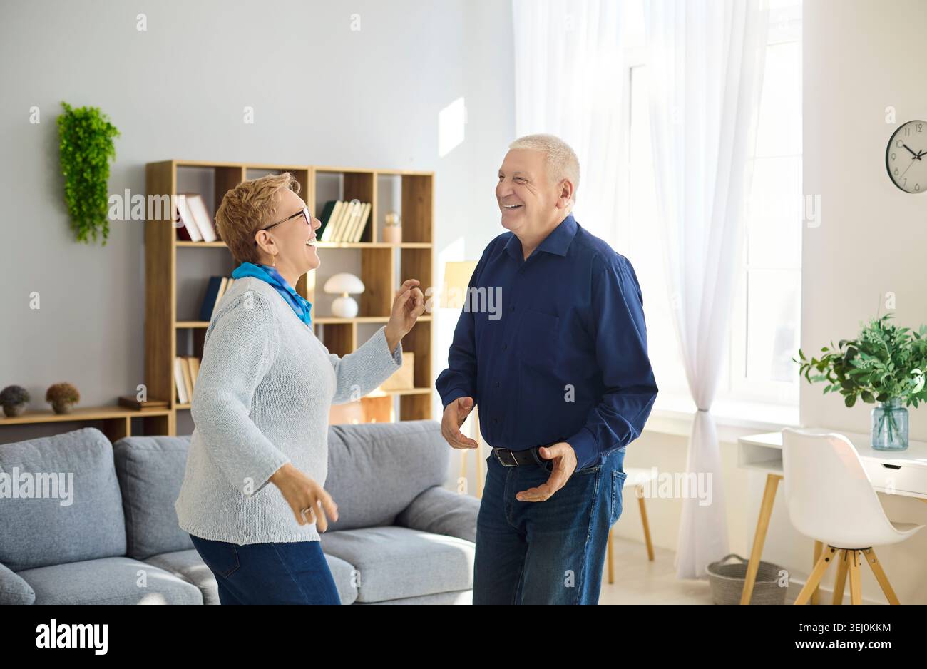 Heureux couple senior dansant ensemble à la maison, appréciant le bien-être, l'amour et la vitalité Banque D'Images