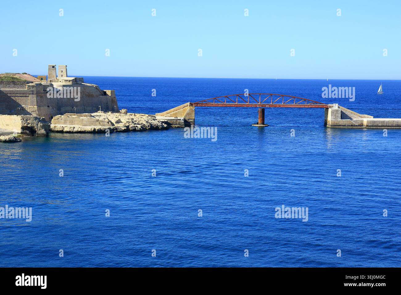 Une vue sur le pont routier St Elmo quittant le Grand Port de la Valette Banque D'Images