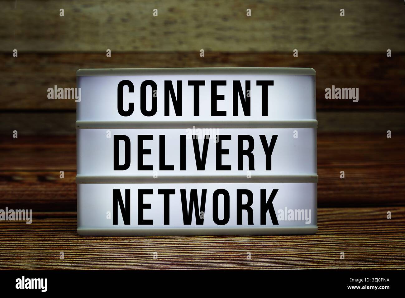 Visionneuse avec texte « Content Delivery Network » sur fond de bois Banque D'Images
