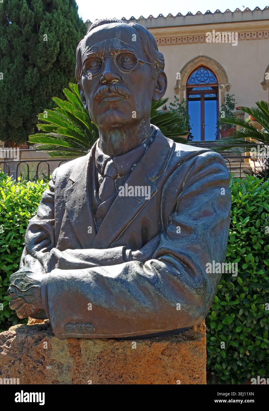 Buste d'Alexander Hardcastle à la Villa Aurea dans la Vallée des Temples, Agrigento, Sicile, Italie, vue frontale. Banque D'Images