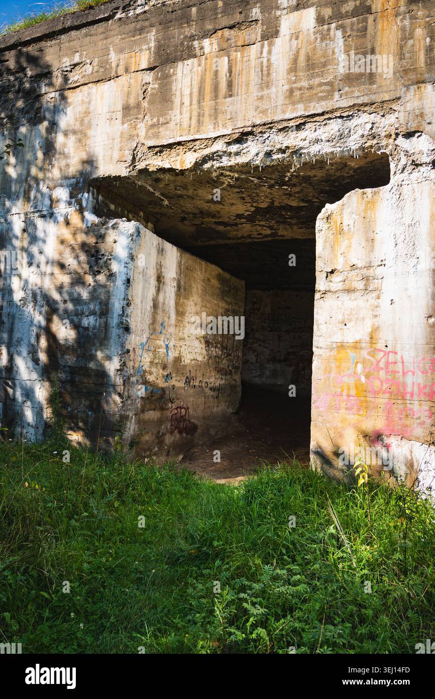 Mur en béton de la forteresse abandonnée de Brest avec entrée Banque D'Images