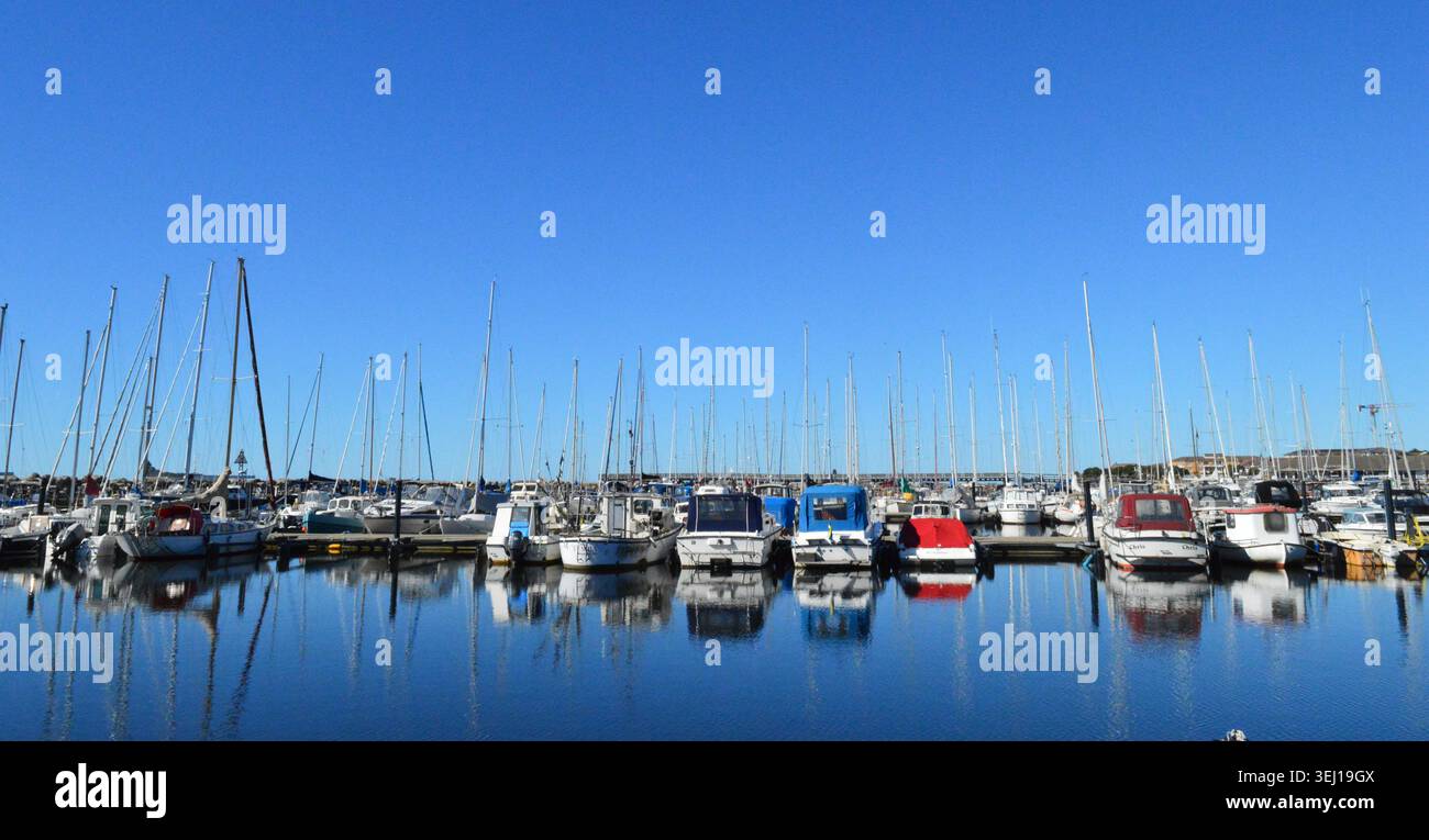 Une marina bordée de différents bateaux - Ystad, Suède. De nombreux voiliers sont amarrés côte à côte avec leurs mâts s'étendant au-dessus du port. Banque D'Images