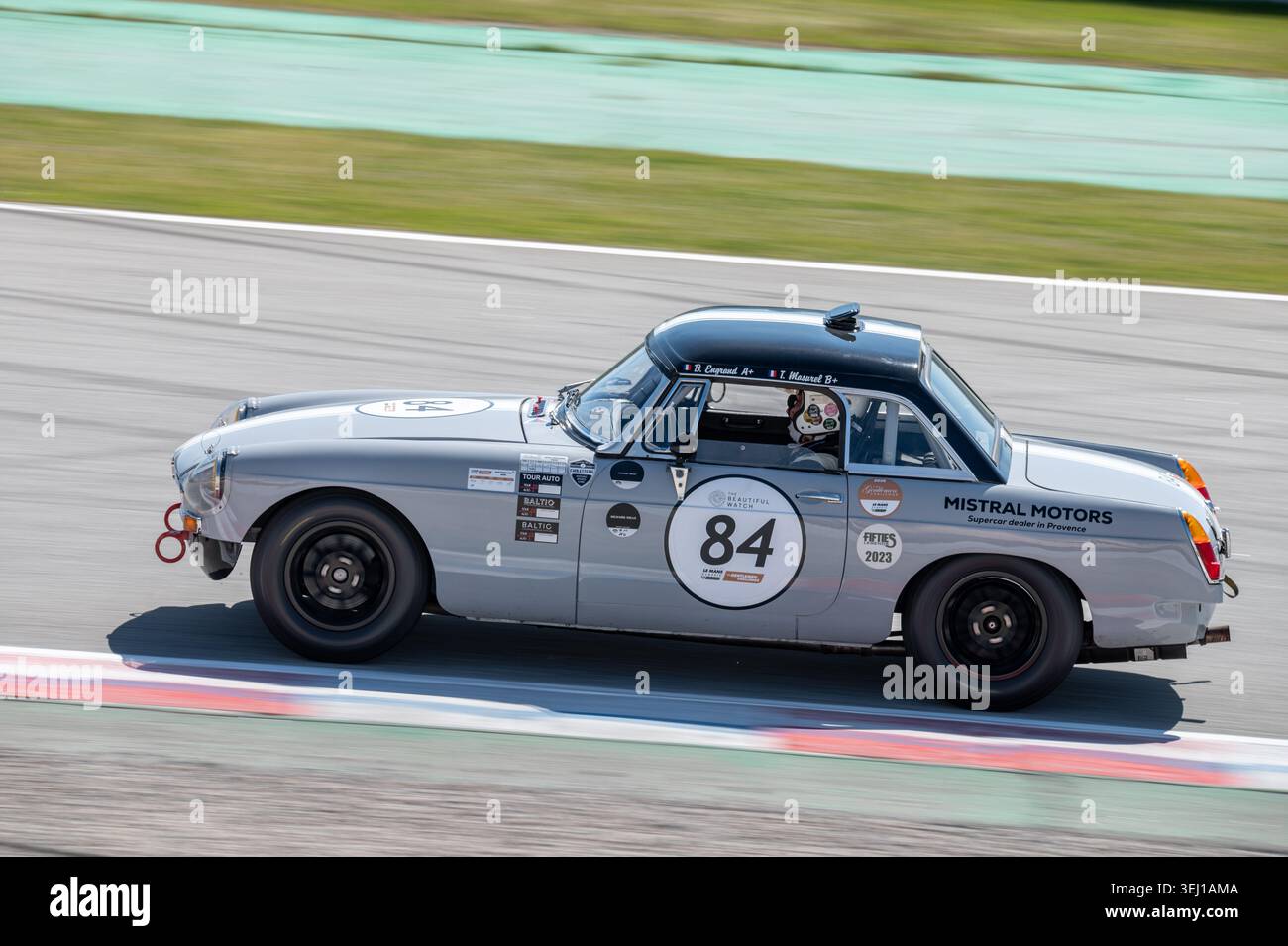 Une voiture de course classique de 1965 MG B pilotée par Benjamin Engrand en compétition sur une piste lors du Peter Auto Gentlemen Challenge Motorsport Event. Banque D'Images