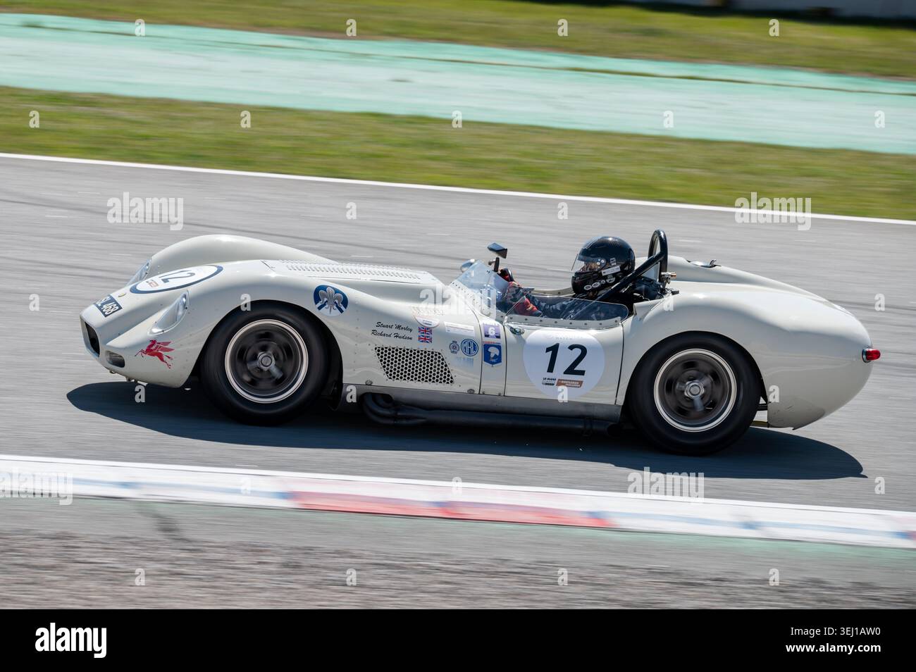 Une voiture de course classique Lister Knobbly Chevrolet de 1958 conduite par Richard Hudson et Stuart Morley à grande vitesse sur la piste pendant la Peter Auto Gentlemen Challe Banque D'Images