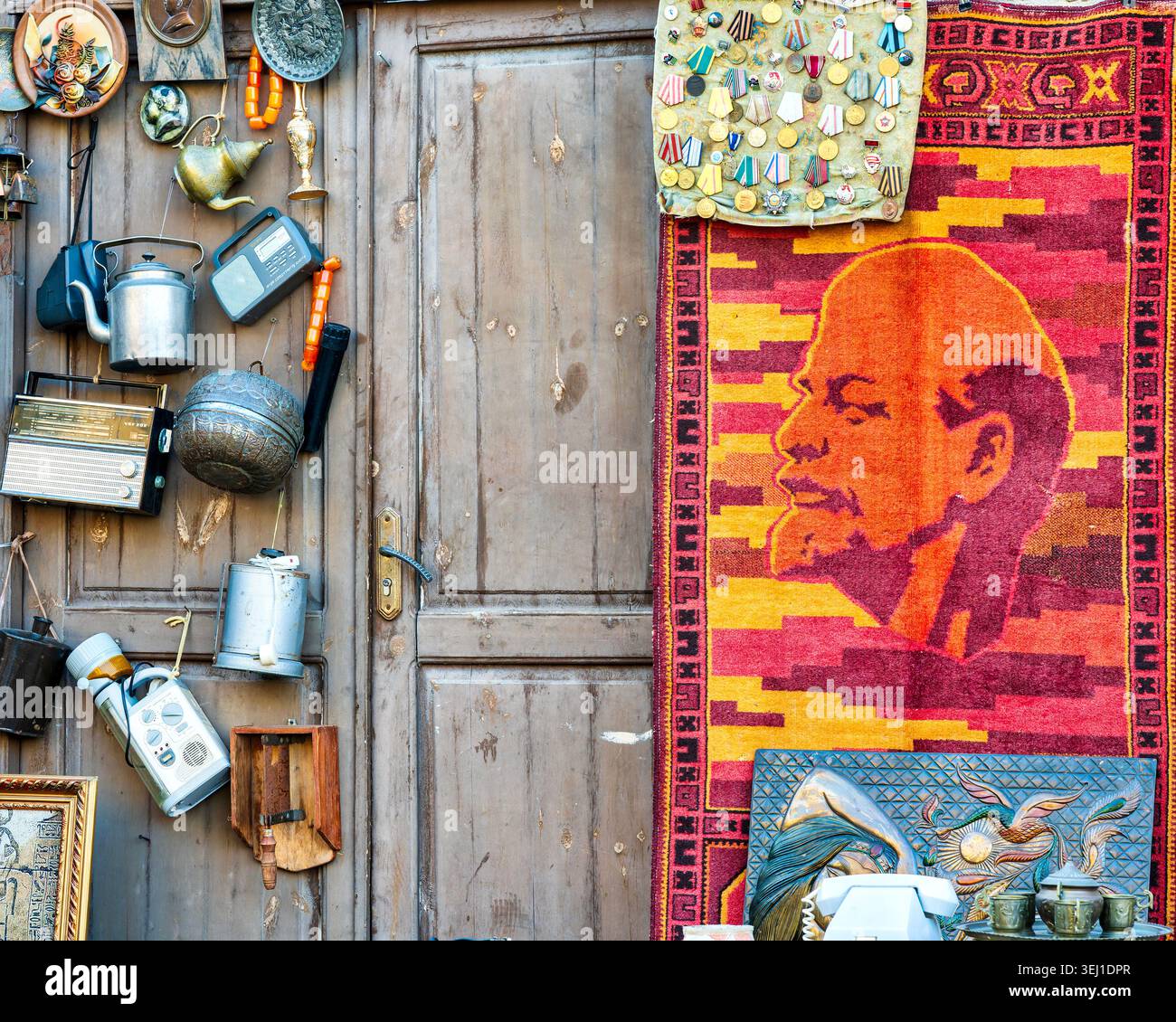 Antiquités de l'époque soviétique et tapis de portrait de Lénine exposés à l'extérieur d'une boutique de souvenirs dans la vieille ville. Bakou, Azerbaïdjan. Banque D'Images