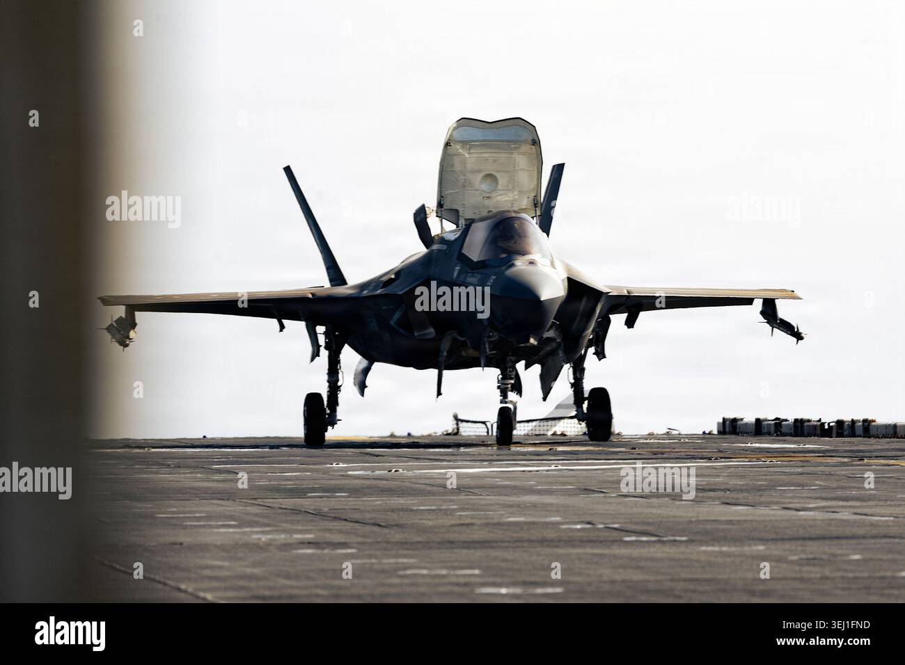 Un F-35B Lightning II se prépare à décoller pendant les opérations aériennes à bord du navire d'assaut amphibie USS Tripoli (LHA 7) dans la virgule centrale américaine Banque D'Images