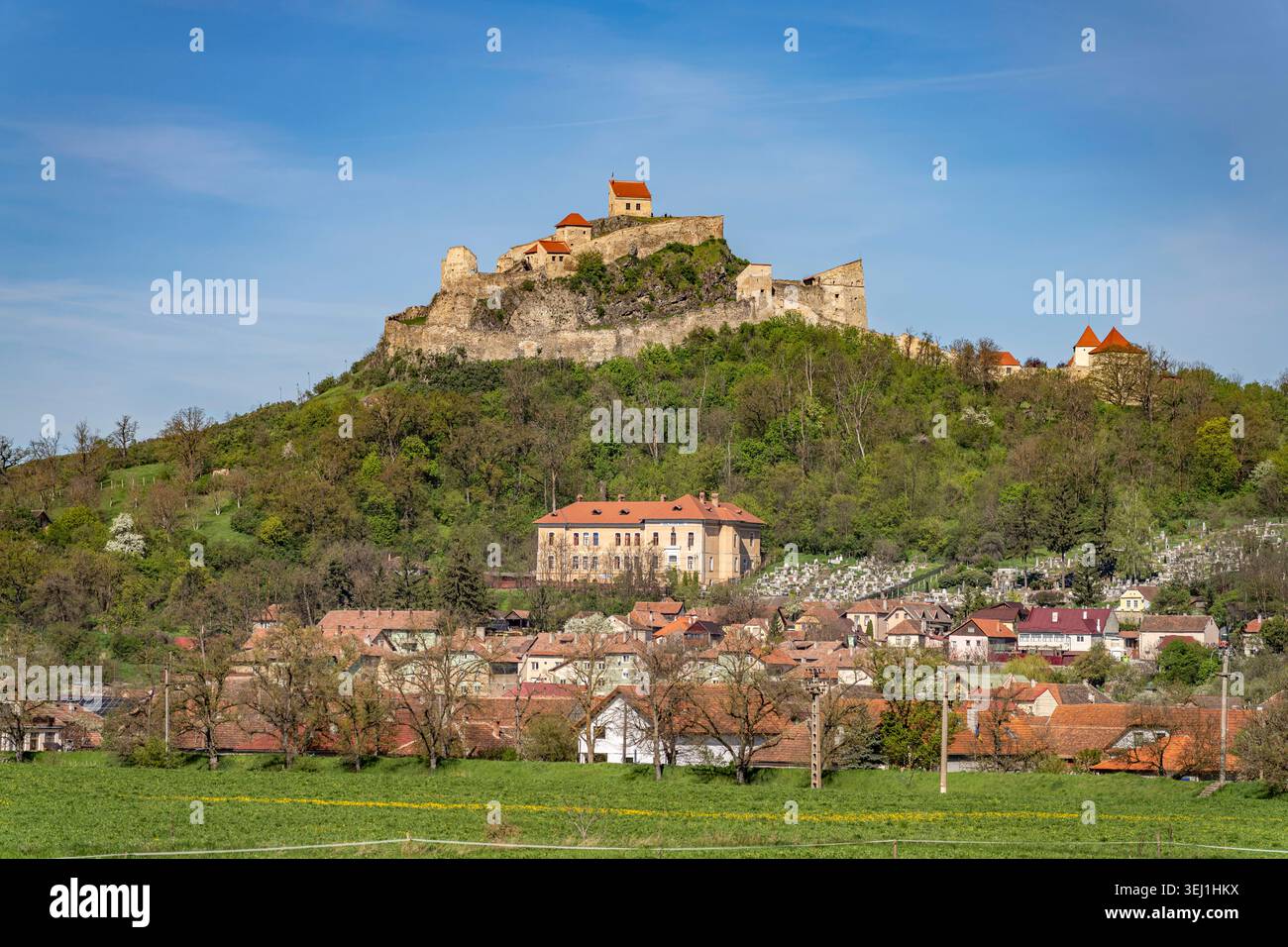 Stadtansicht Rupea Die Stadt Rupea und die Festung Rupea oder Repser Burg, Rupea, Siebenbürgen, Rumänien Rupea paysage urbain et forteresse de Rupea à Rupea, Banque D'Images