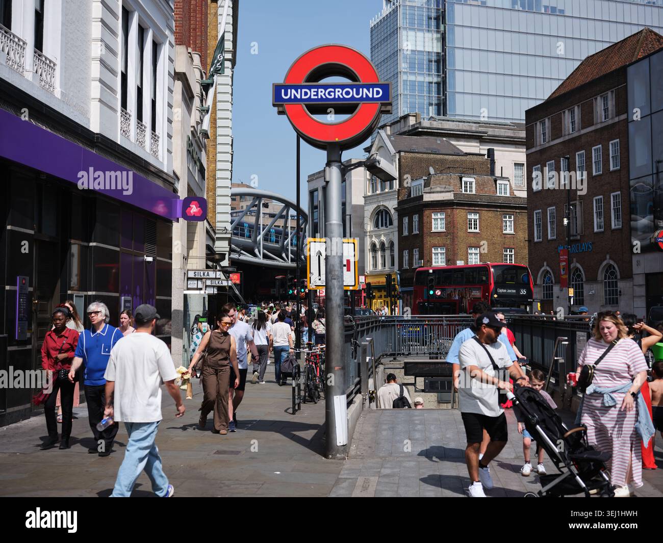 Le panneau emblématique du métro londonien à Borough Station à Londres, en Angleterre, Banque D'Images
