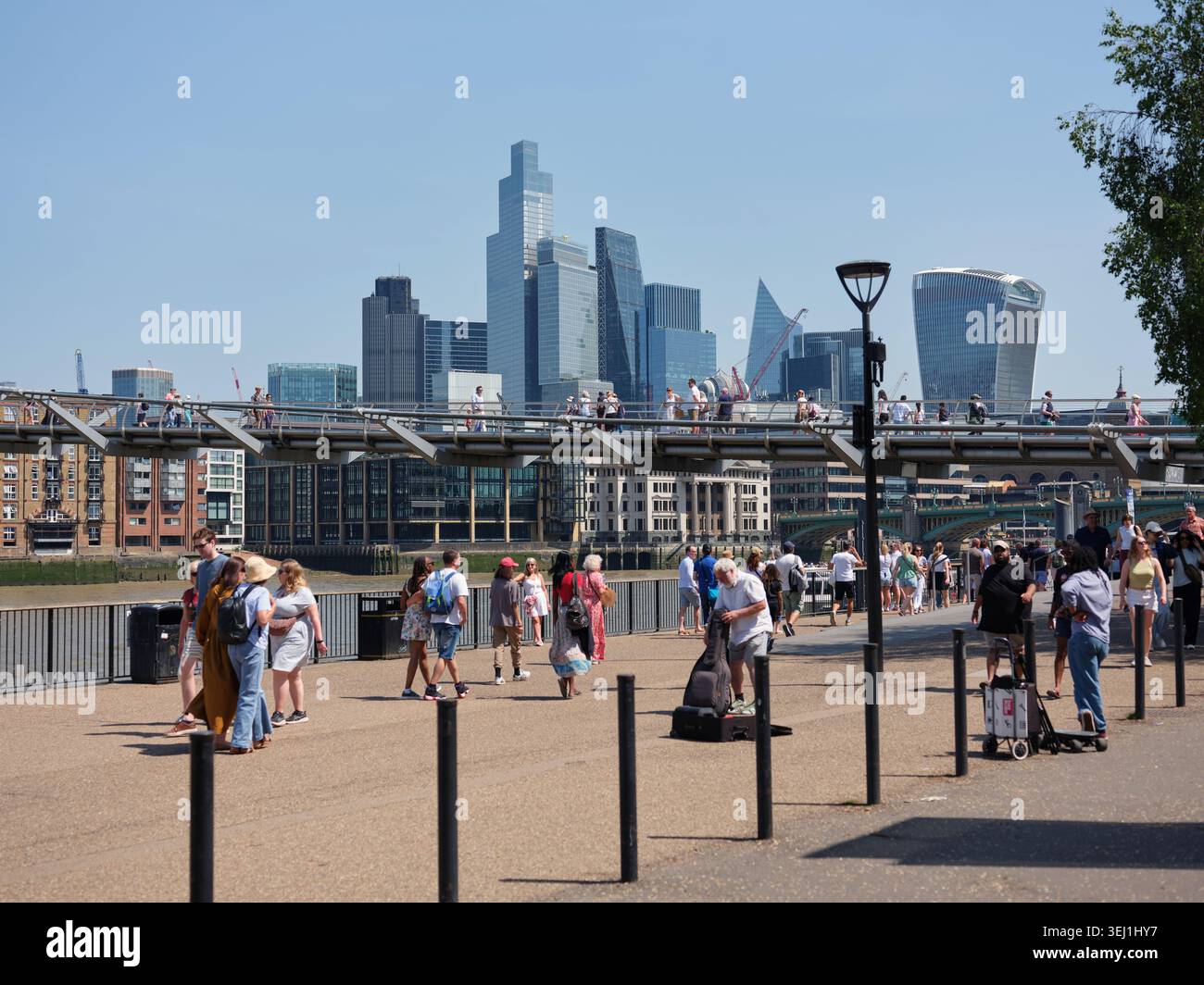La ville de Londres et le Millennium Bridge vus de la rive sud de la Tamise à Londres, Angleterre. Banque D'Images