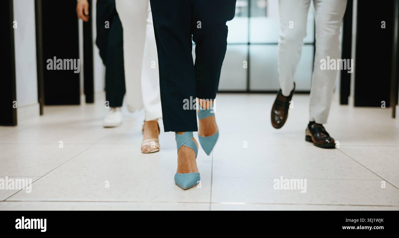 Marche, jambes et gens d'affaires dans le bureau pour l'atelier, le département financier et l'examen du budget de l'entreprise. Pieds, professionnels et employés avec Banque D'Images