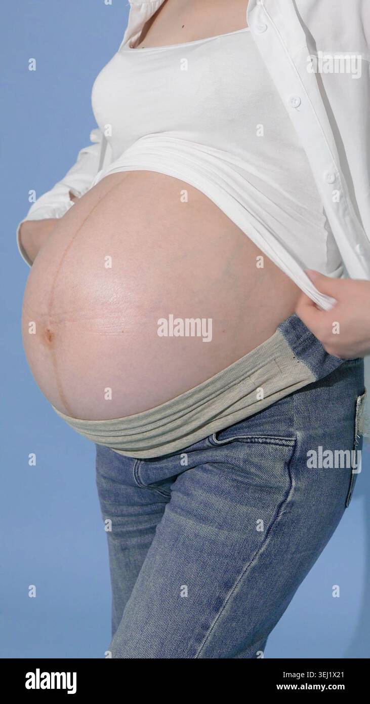 Gros plan d'un ventre enceinte de profil Banque D'Images