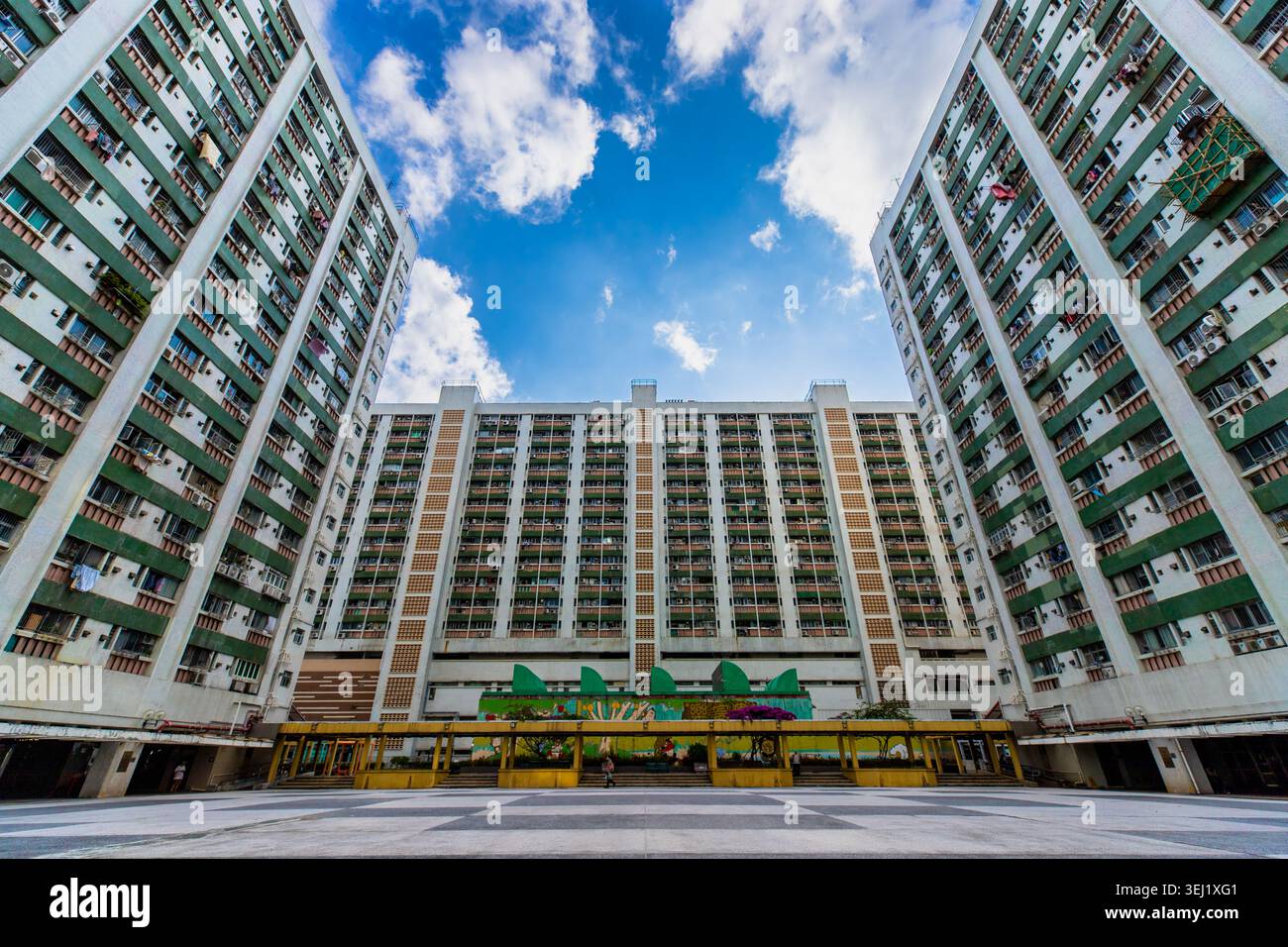 Ancien quartier de logements publics à Hong Kong par une journée ensoleillée Banque D'Images