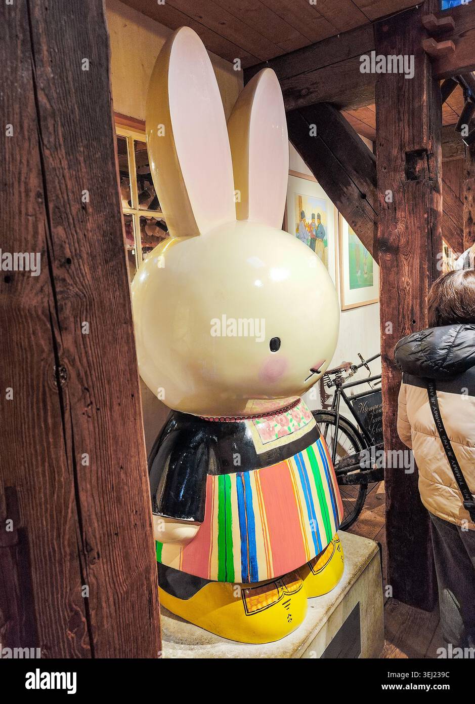 Miffy Nijntje Statue de lapin en costume hollandais traditionnel avec sabots en bois. Monument lapin. Zaanse Schans, pays-Bas - 27 octobre 2025 Banque D'Images