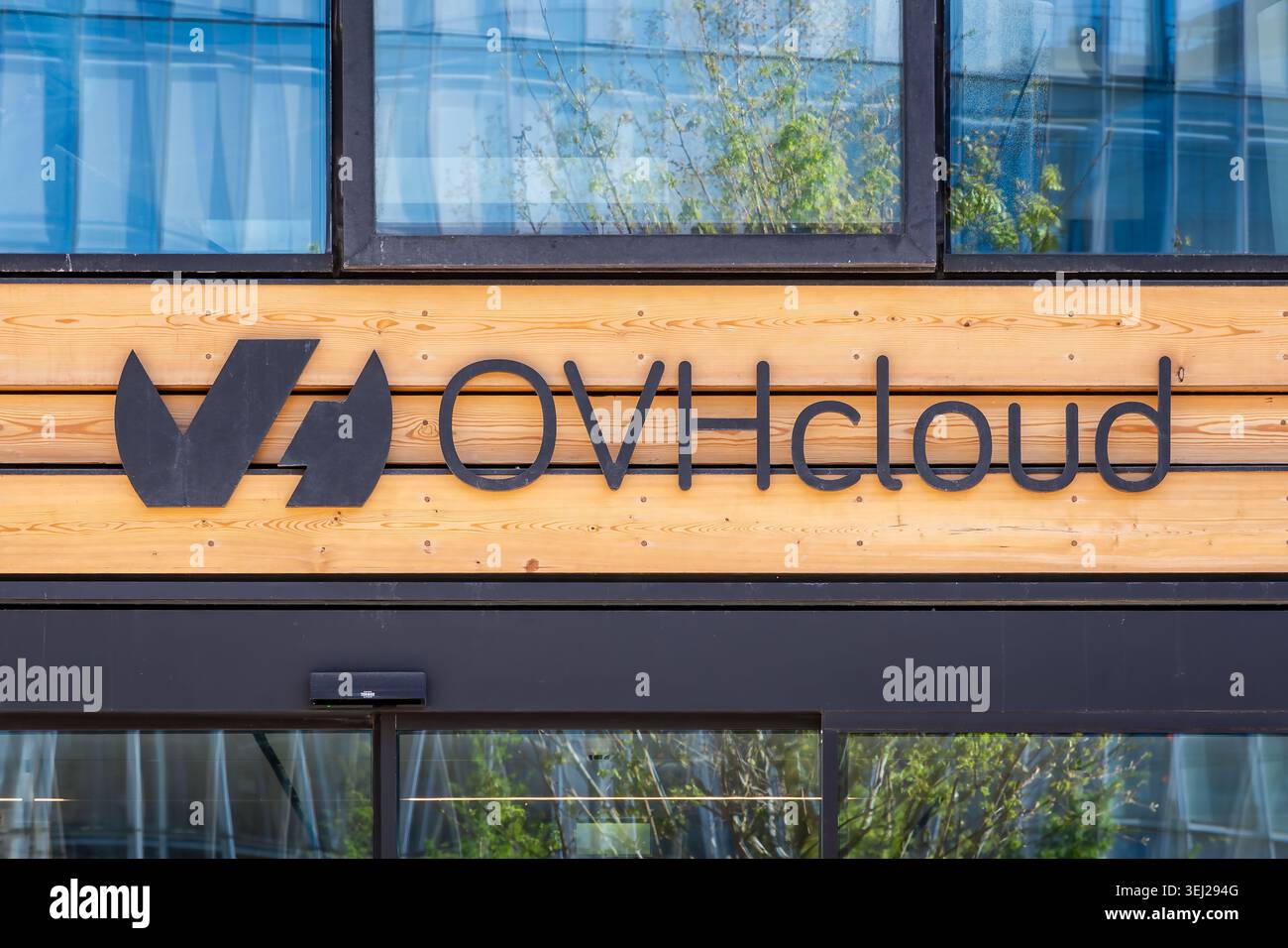 Gros plan de l’enseigne d’OVHcloud, anciennement OVH, société française de cloud computing fondée en 1999, à l’entrée des bureaux de Paris. Banque D'Images