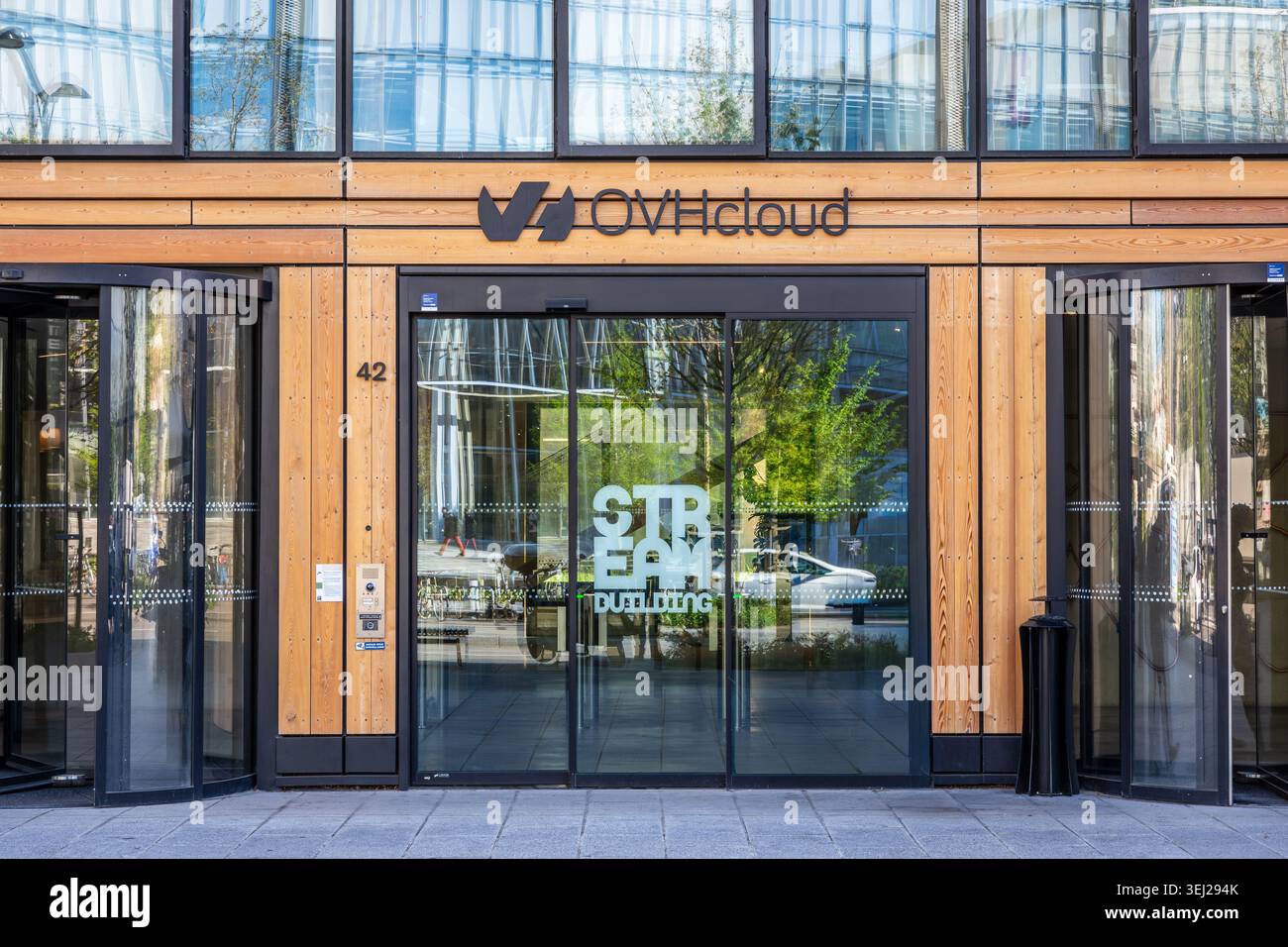 Entrée des bureaux d’OVHcloud, anciennement OVH, société française de cloud computing fondée en 1999, hébergée dans le bâtiment Stream à Paris. Banque D'Images