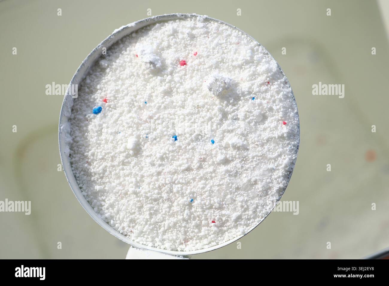 Mesure du détergent à lessive dans une pelle pour laver le linge Banque D'Images