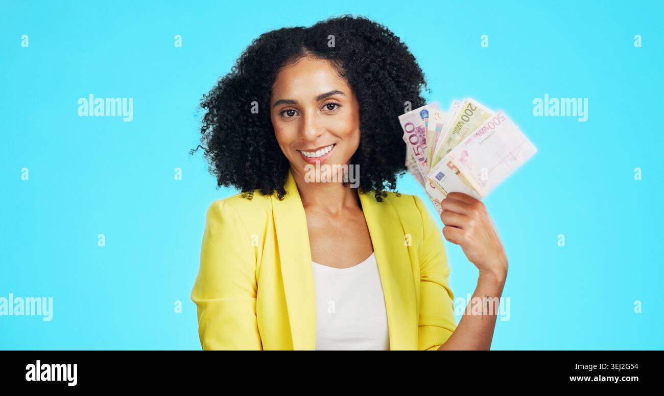 Portrait, femme et fan en studio avec de l'argent, gagnant de prix de loterie et heureux pour la richesse financière. L'espace, la personne et le cadeau gagnent avec de l'argent en euros Banque D'Images