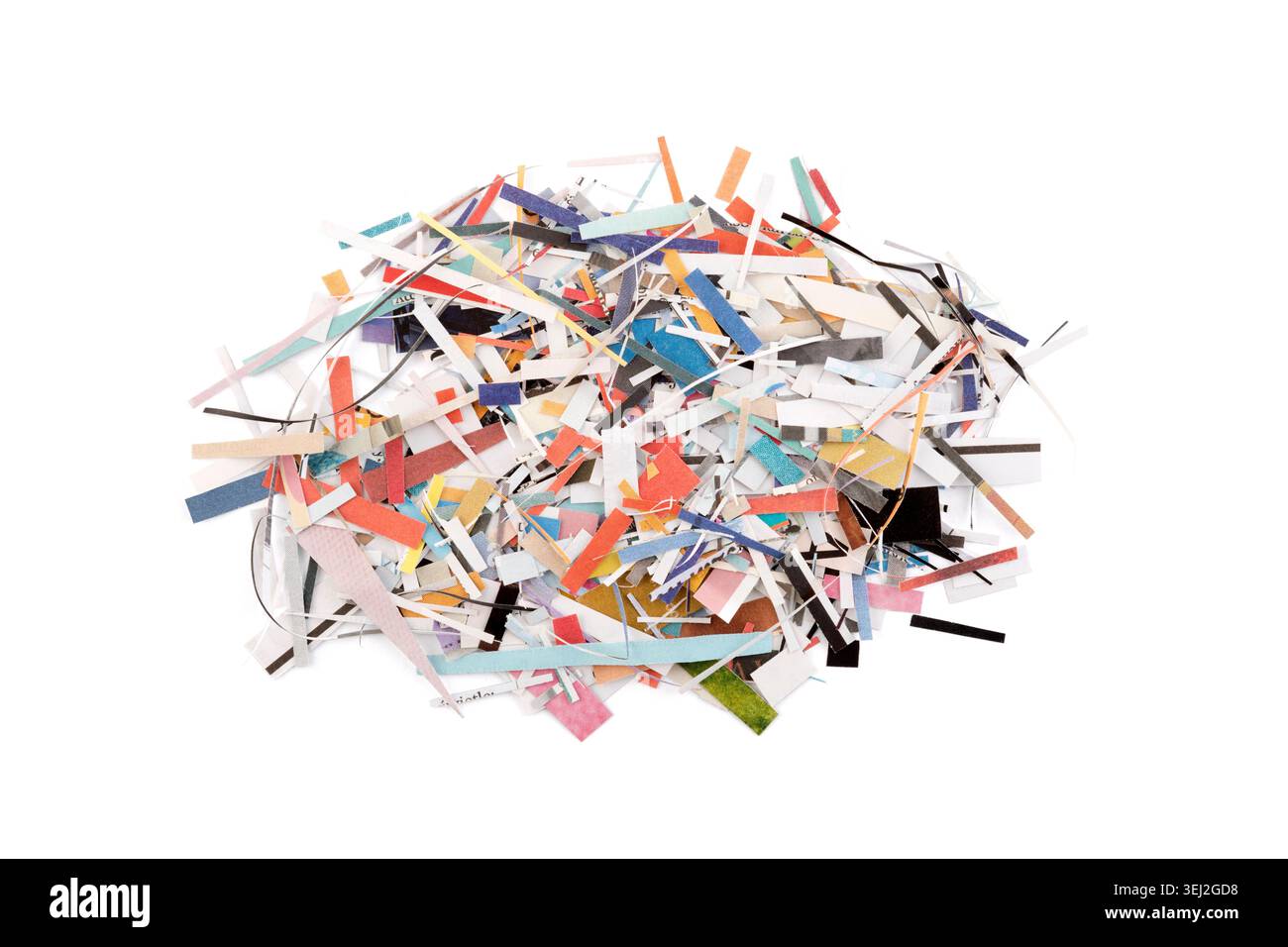 Morceaux de papier coloré de magazines et de journaux isolés sur fond blanc Banque D'Images
