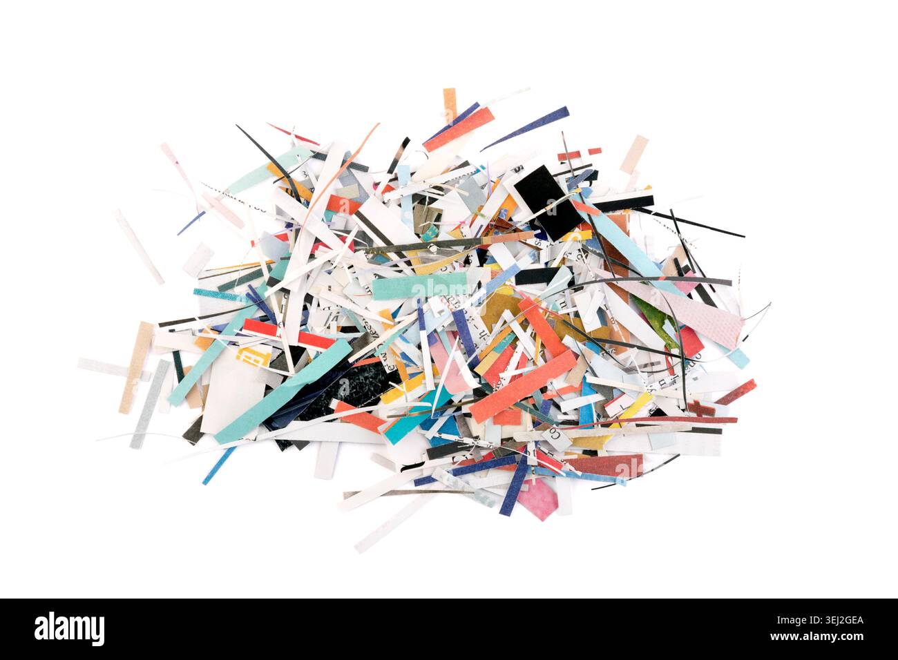 Morceaux de papier coloré de magazines et de journaux isolés sur fond blanc Banque D'Images