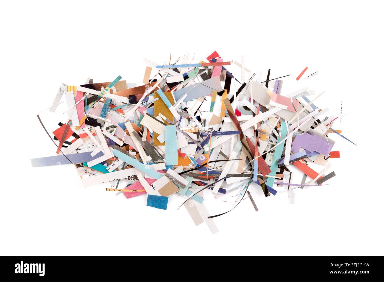 Morceaux de papier coloré de magazines et de journaux isolés sur fond blanc Banque D'Images