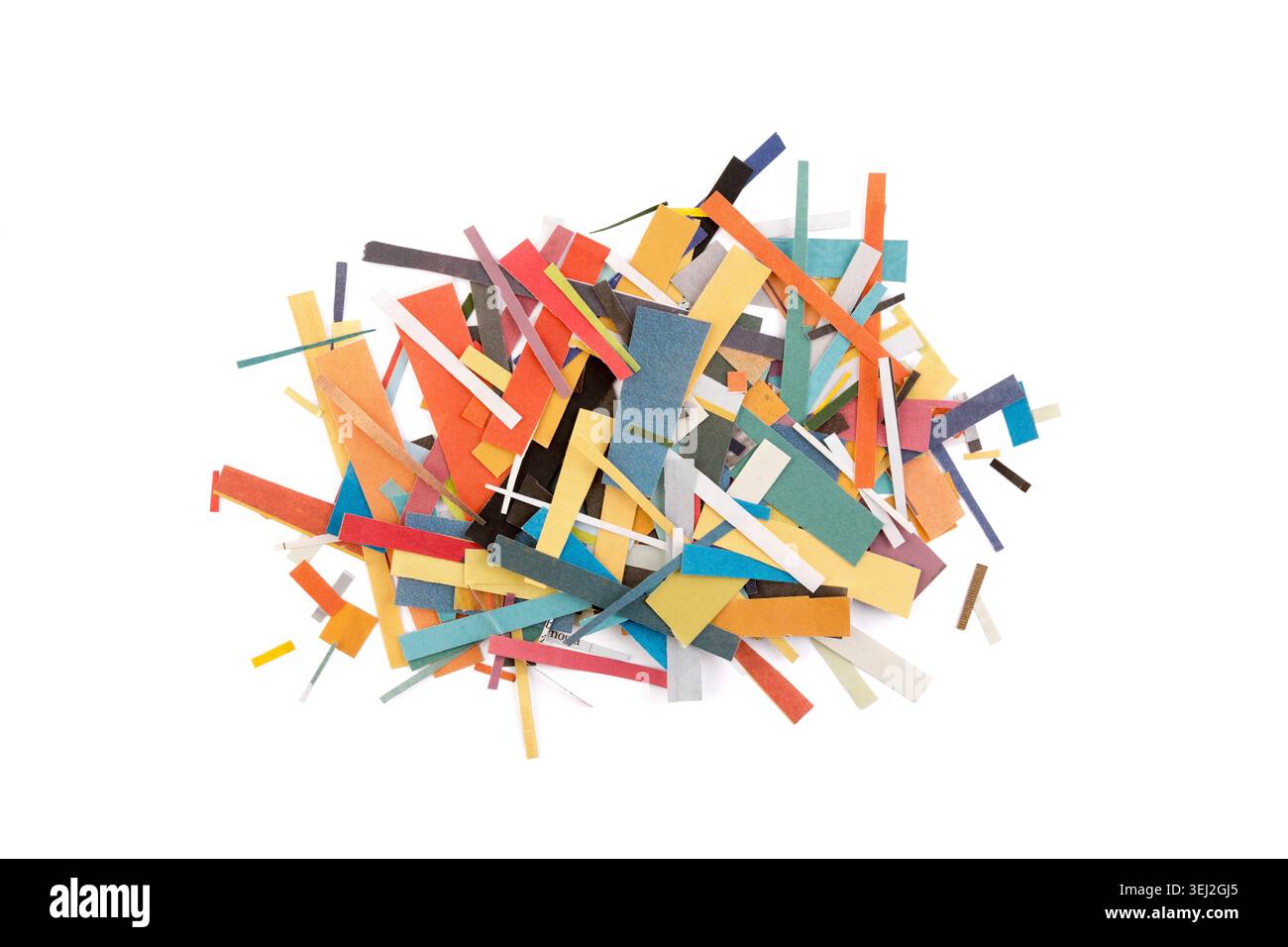 Morceaux de papier coloré de magazines et de journaux isolés sur fond blanc Banque D'Images
