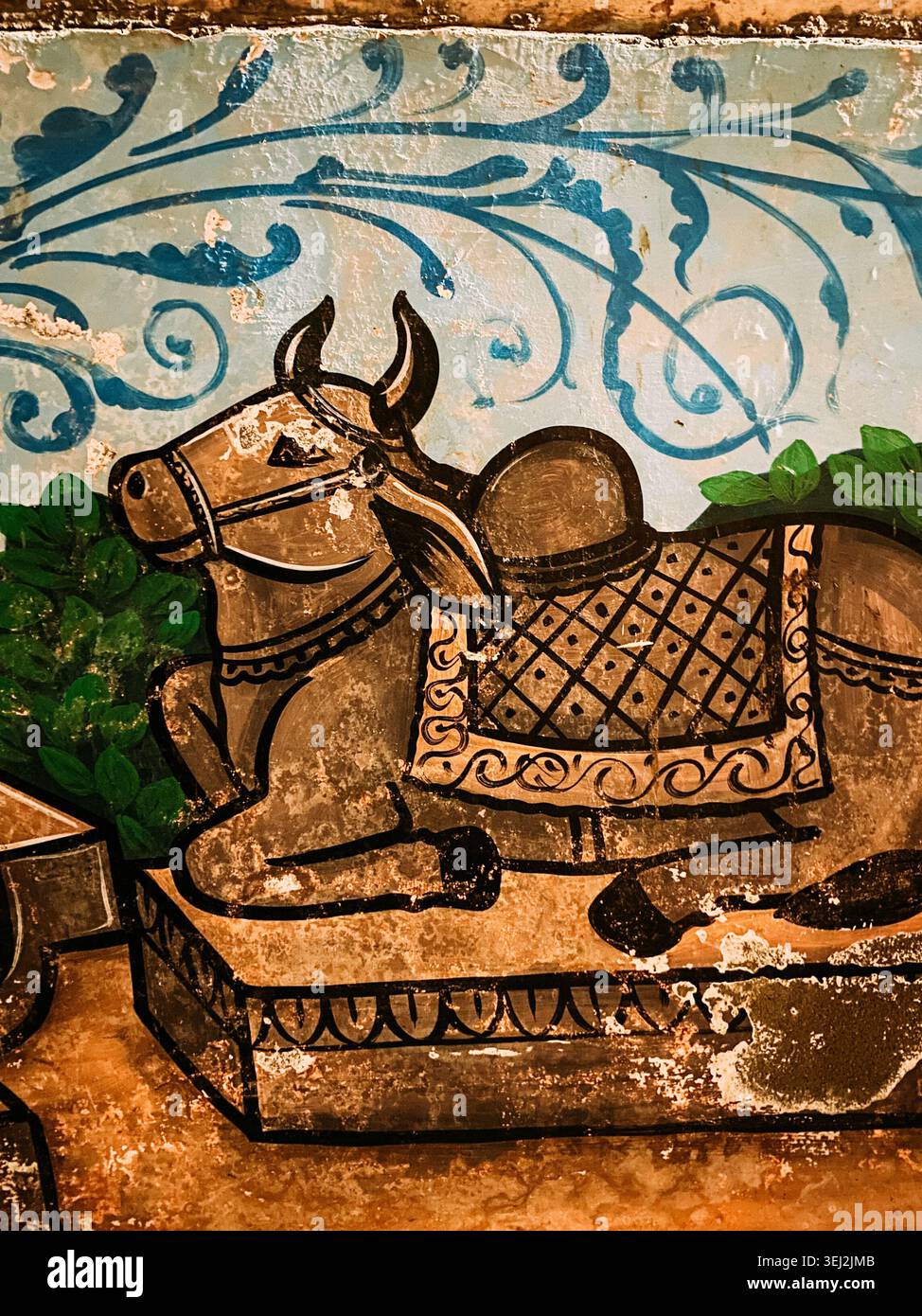 Peinture murale traditionnelle de taureau Nandi sacré dans les rues de Varanasi Banque D'Images