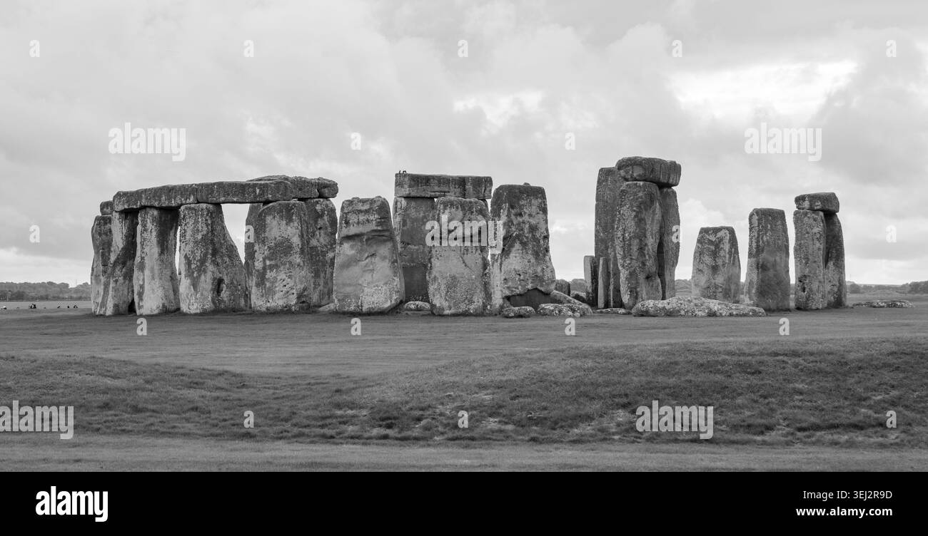 Vue panoramique en noir et blanc de Stonehenge sur la Salisbury Plain, Wiltshire, Royaume-Uni. Banque D'Images