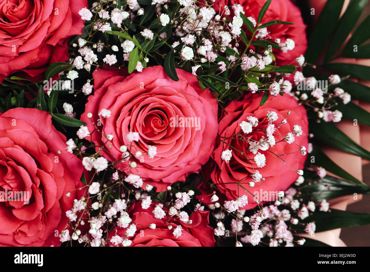 Bouquet de roses rouges en gros plan. Arrangement floral romantique et concept de décoration florale pour la célébration et les occasions spéciales. Banque D'Images