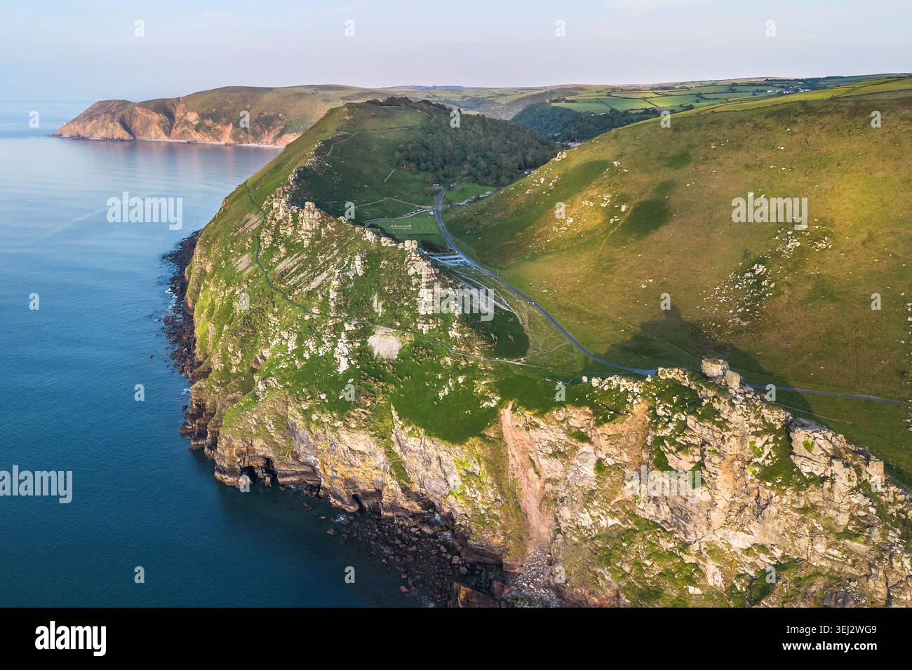 Vue générale sur la majestueuse Valley of Rocks à Lynton, Devon offrant une vue sur Exmoor et le canal de Bristol. Banque D'Images