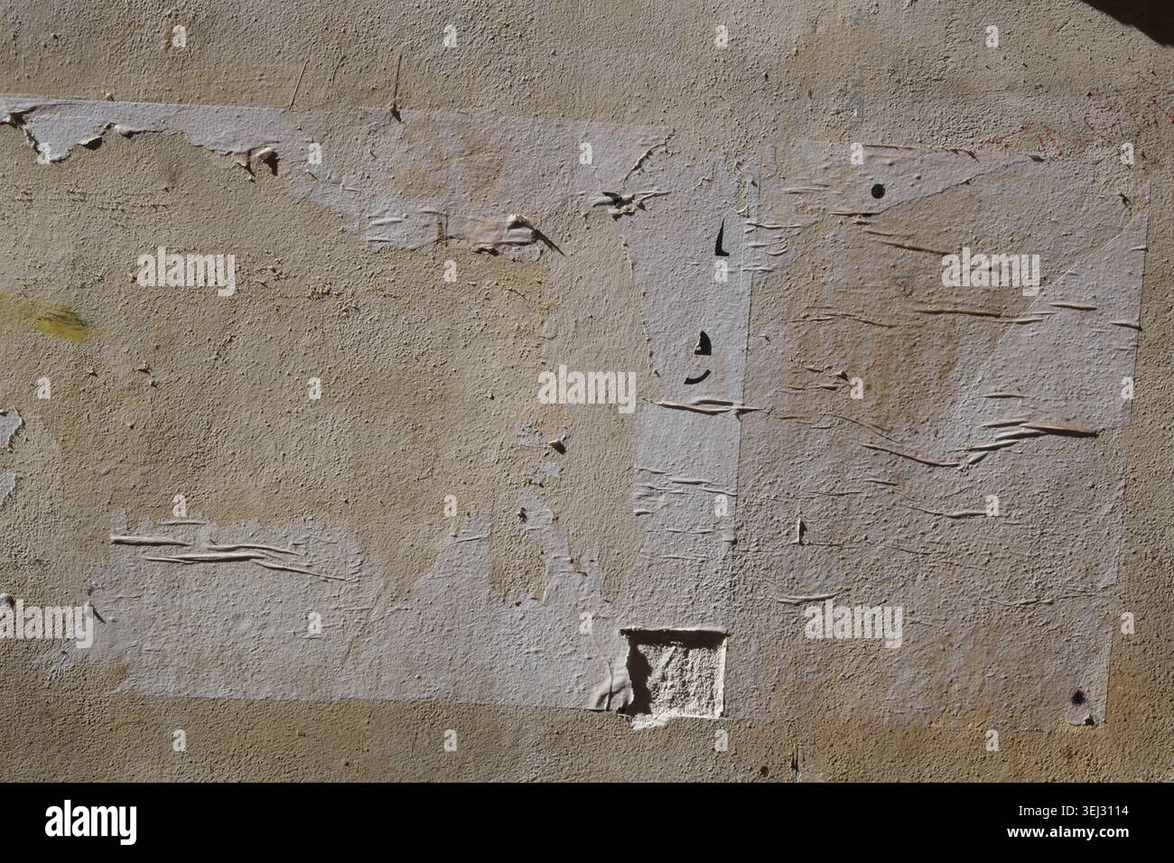 TEXTURE DE FOND D'UN VIEUX MUR AVEC DU PLÂTRE FISSURÉ Banque D'Images