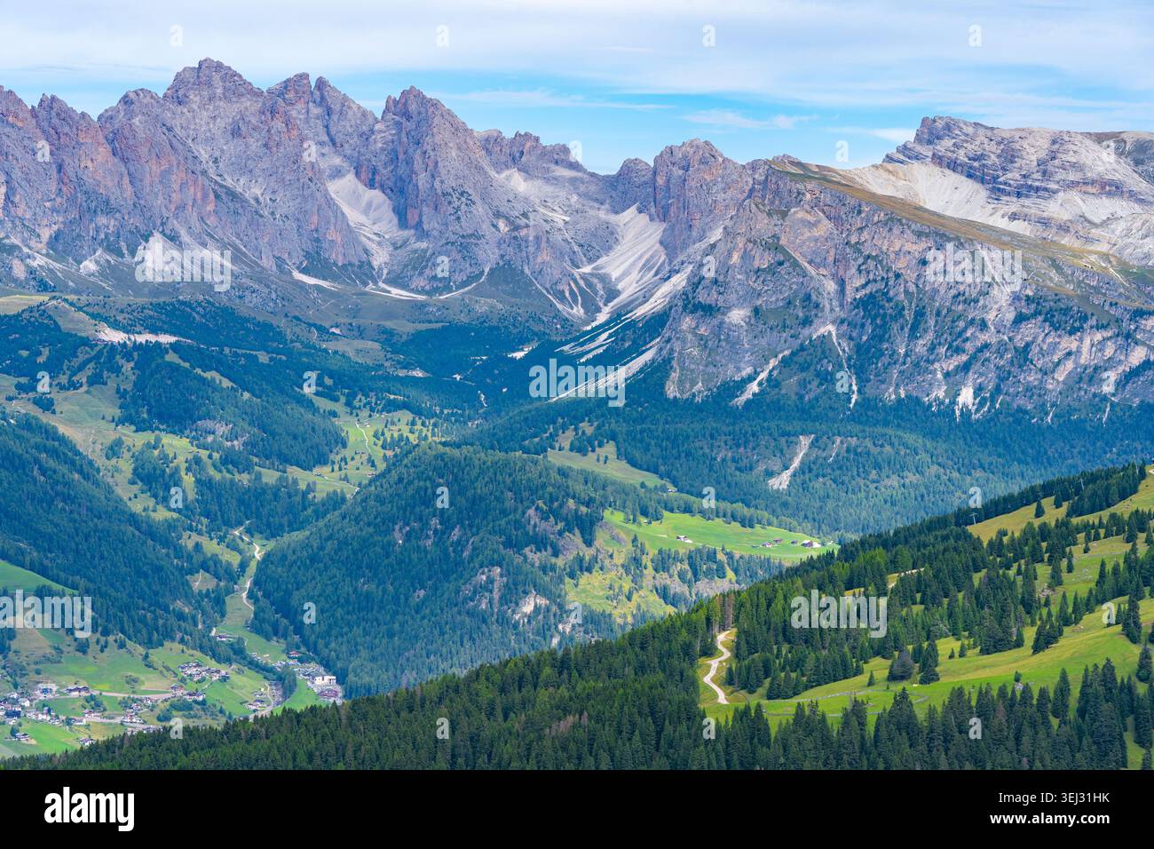 Vue panoramique sur la vallée du Val Gardena et le groupe de montagnes Puez-Geisler (Odle) depuis le flanc nord de Langkofel (Sassolungo) dans les Dolomites Banque D'Images