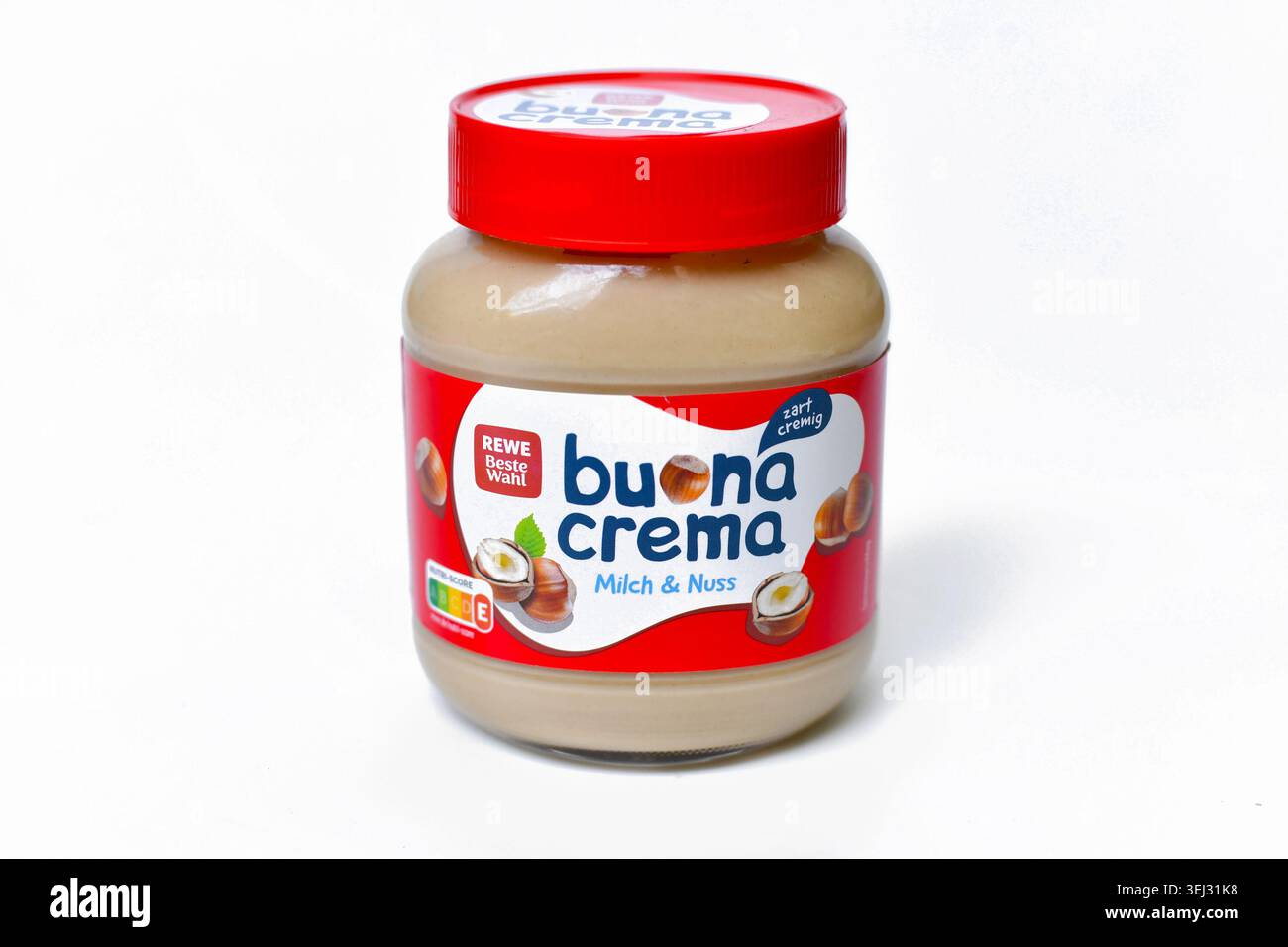 Allemagne, 27 mai 2026 : pot de REWE Beste Wahl Buona Crema lait et noisette tartiné sur fond blanc. Crème de noix au chocolat sucré pour le petit déjeuner et moi Banque D'Images