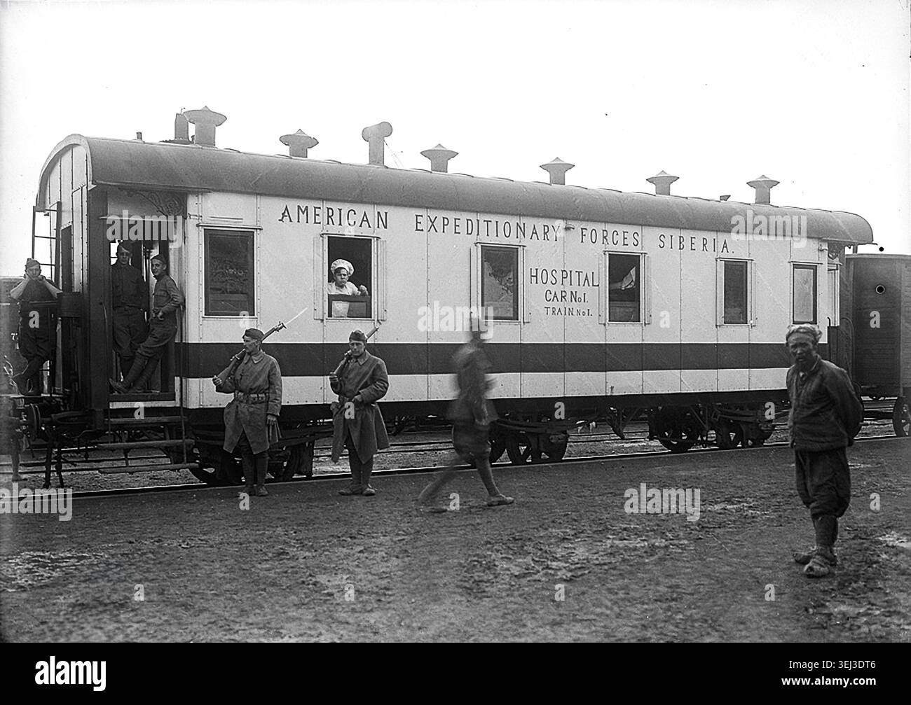 Membres de la Commission sibérienne de la Croix-Rouge américaine, active en Russie entre 1918 et 1920, pendant la tourmente de la guerre civile russe. La Commission a fourni une aide médicale, des fournitures et un soutien aux populations militaires et civiles de toute la Sibérie, en exploitant des hôpitaux, des postes de secours et des services d'urgence dans des conditions difficiles en temps de guerre Banque D'Images