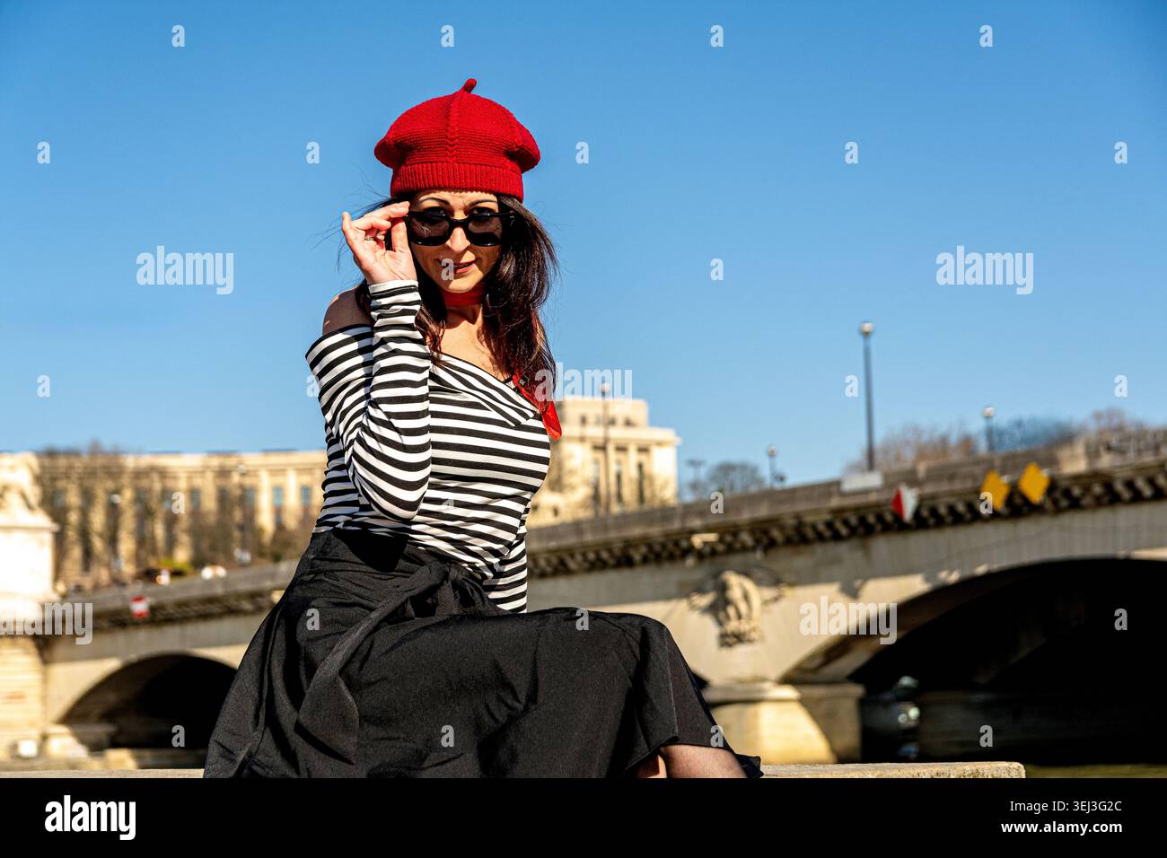 Voyageuse solitaire explorant paris portant un béret rouge Banque D'Images