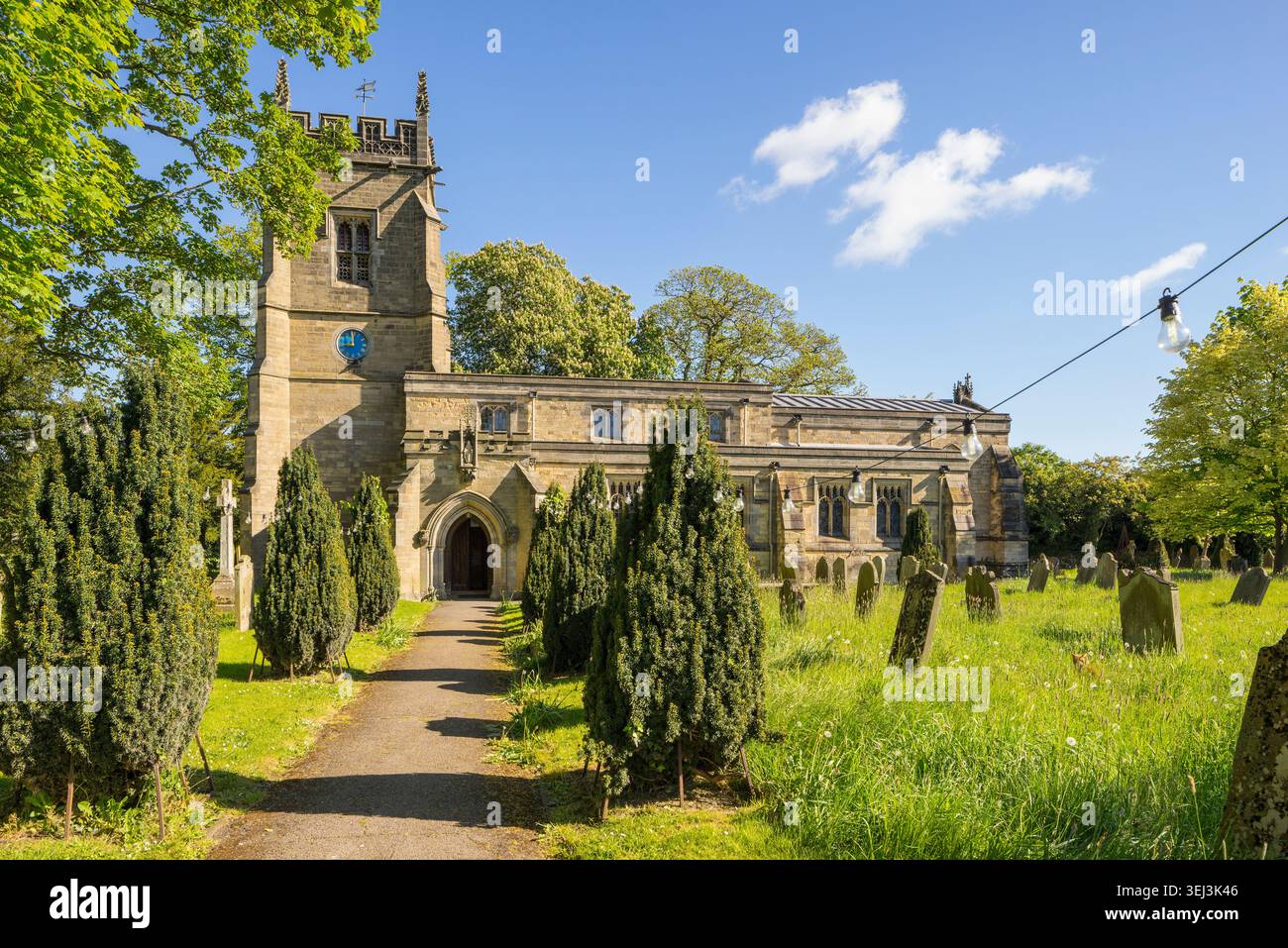 L'église All Saints de Slingsby, North Yorkshire, a été reconstruite dans les années 1860 en suivant la conception perpendiculaire du bâtiment médiéval d'origine Banque D'Images