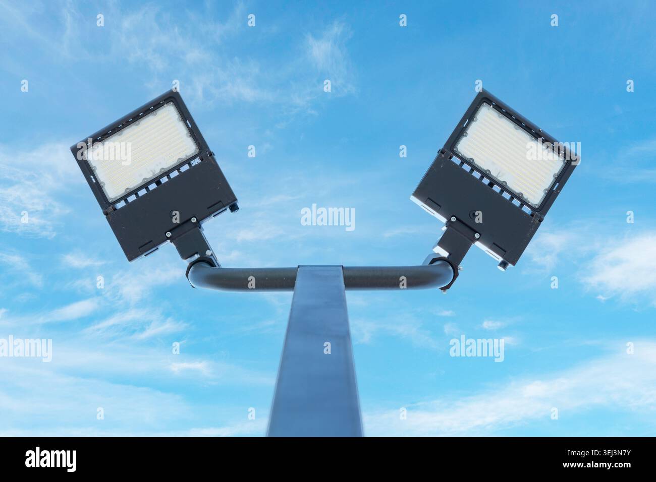 Vue à faible angle des lampadaires LED modernes contre le ciel bleu Banque D'Images